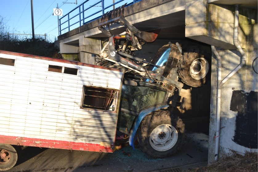 tracteur-bloque-sous-pont-chemin-de-fer