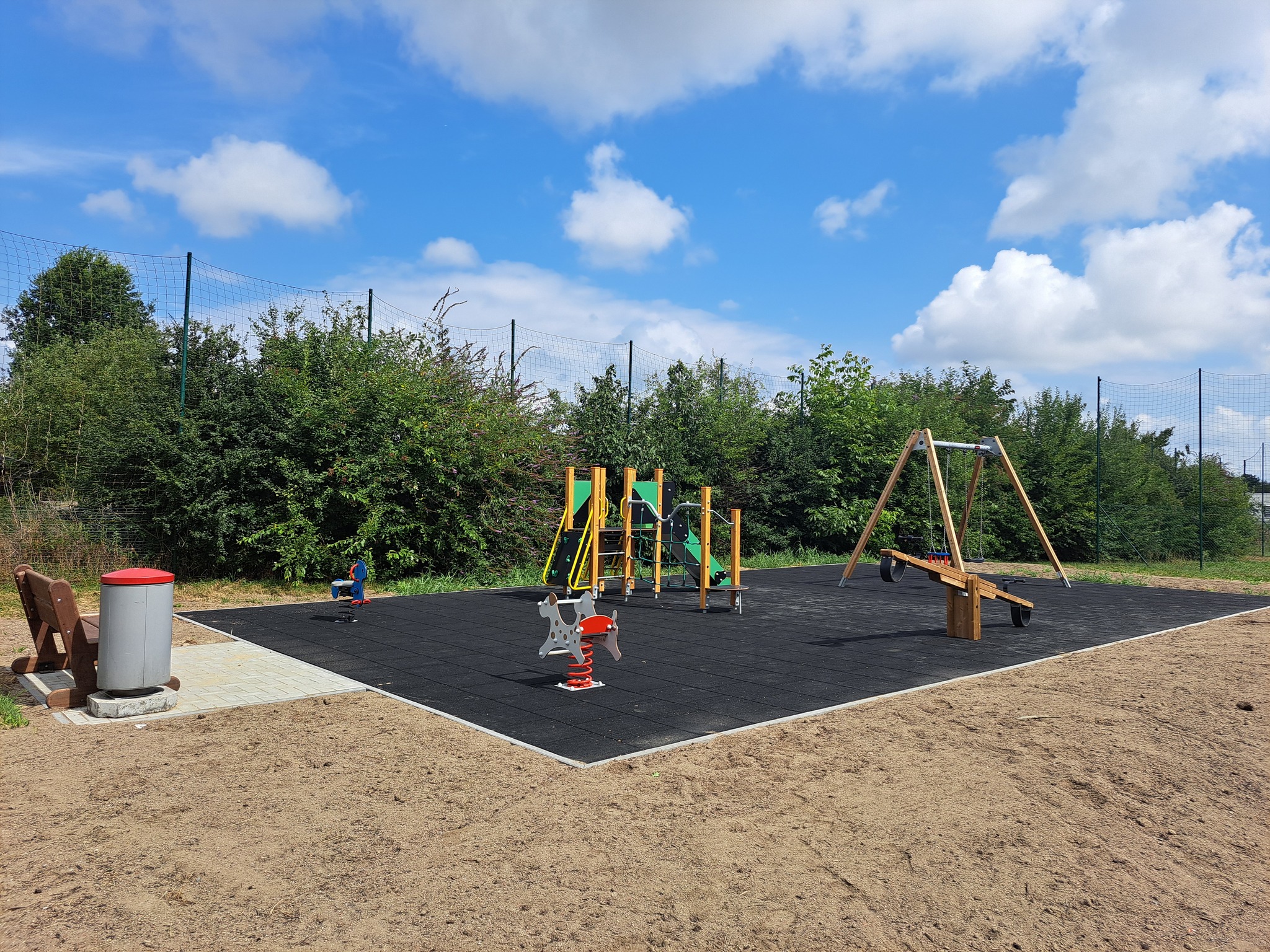 Nouvelle aire de jeux pour enfants rue de la Pâture à Mouscron : un bel espace pour petits aventuriers