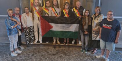 college pose avec drapeau palestine