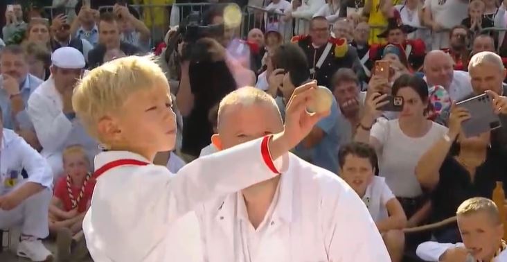 Ducasse d’Ath : Tom Sauvage, 8 ans, triomphe de Goliath dans un combat émouvant