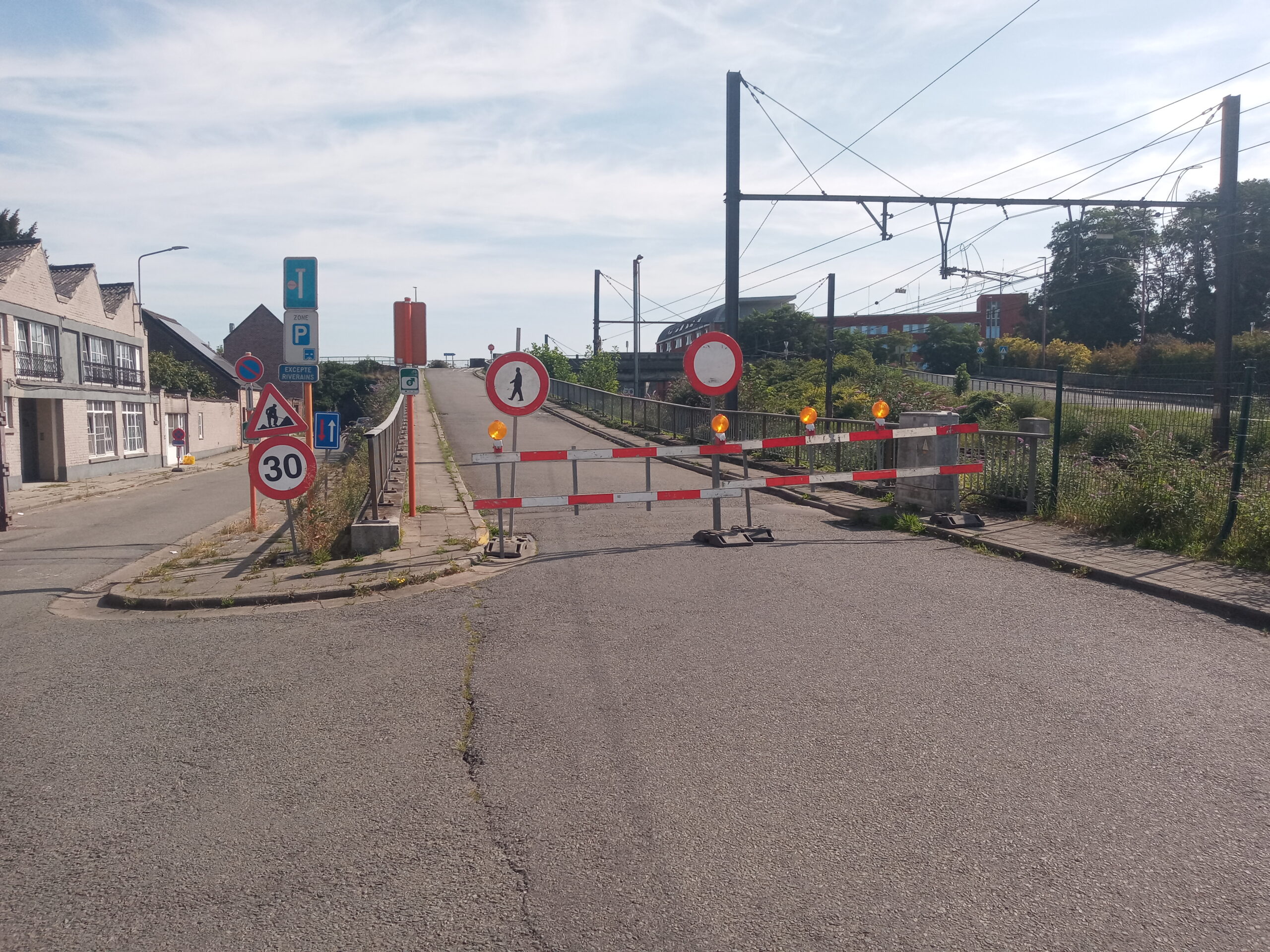 Leuze-en-Hainaut : le chantier de reconstruction du pont de la gare est lancé, que risque un automobiliste qui pénètre sur les routes fermées ?