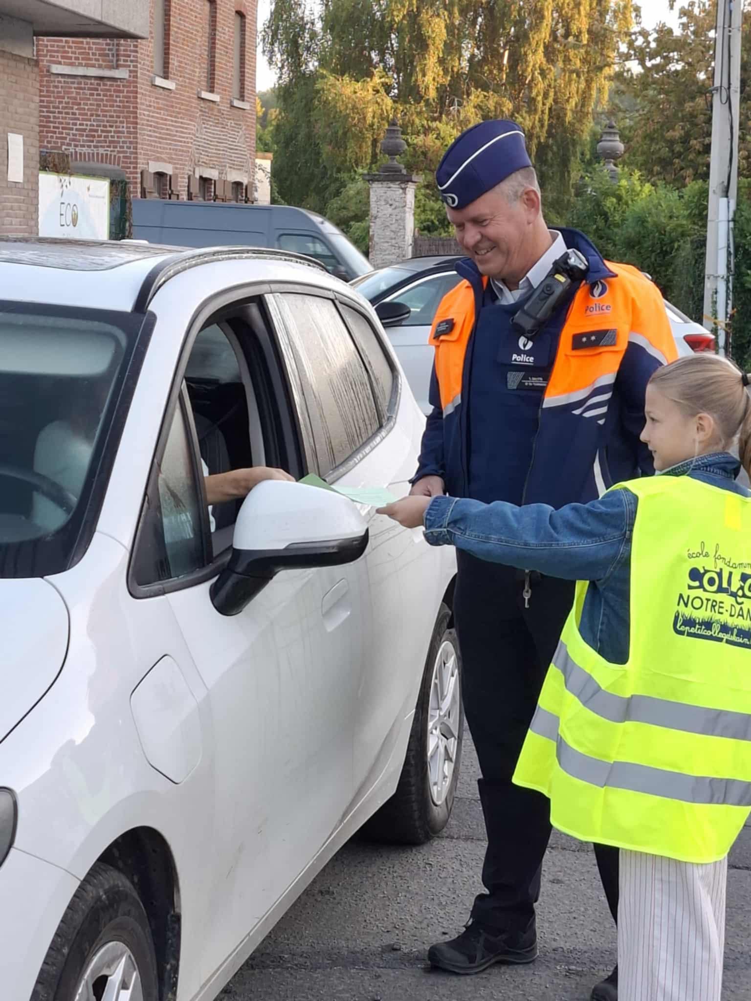 Kain : action de prévention de la police aux abords du Petit Collège pour la sécurité des élèves