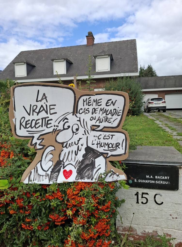 Hollain rend hommage à Serdu : des dessins, une touche de vert et un dernier au revoir sur la Place verte
